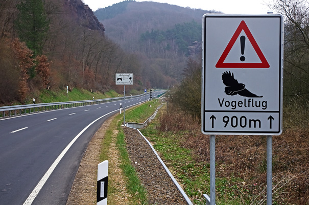 Messanlage und Schilder an der L 249 in der Eifel © Achim Schumacher