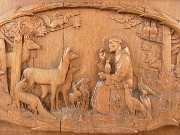 Holzrelief Franz von Assisi predigt den Tieren © Wilhelm Breuer