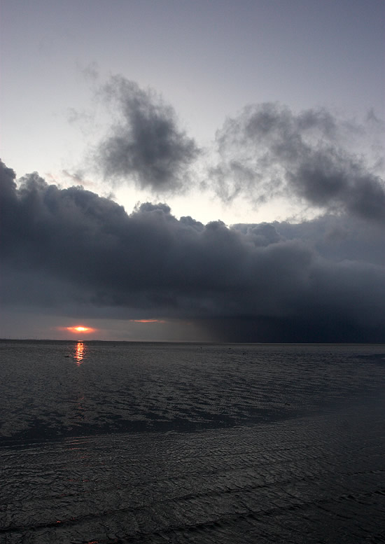 Dunkle Wolken über dem Wattenmeer © Onno K. Gent